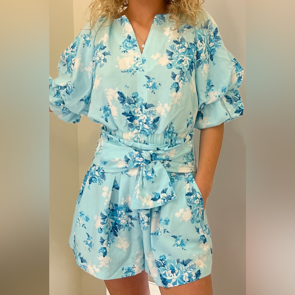 Versona Two piece outfit. New with no tags!